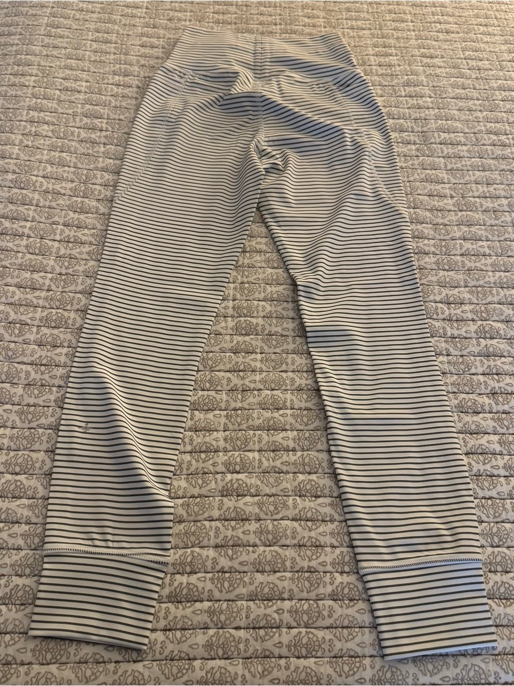 HALARA Black and White Striped Cropped Leggings